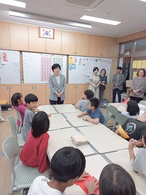 홍성교육지원청, 온종일 돌봄 시설 이용 학생에게 학습지원 물품 기탁 기사 이미지