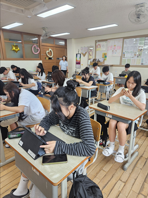 손끝에서 터지는 자신감, 교실 속 함성으로!! 즐거운 경쟁으로 영어 실력을 뒤흔들다!!