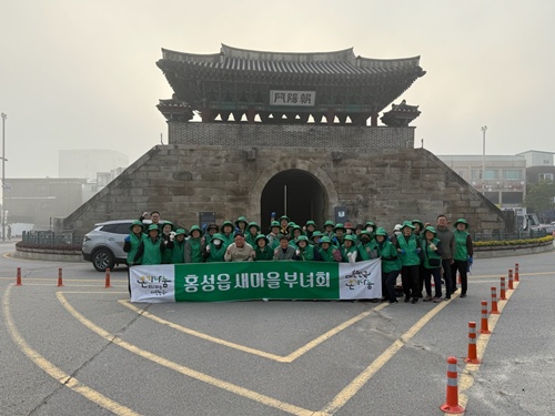홍성읍 새마을부녀회, 글로벌 바비큐 페스티벌 성공 개최 위한 제초 작업 실시 기사 이미지
